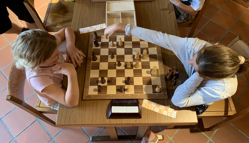 Wer hat die zwingendere Strategie? Zwei Mädchen spielen Schach